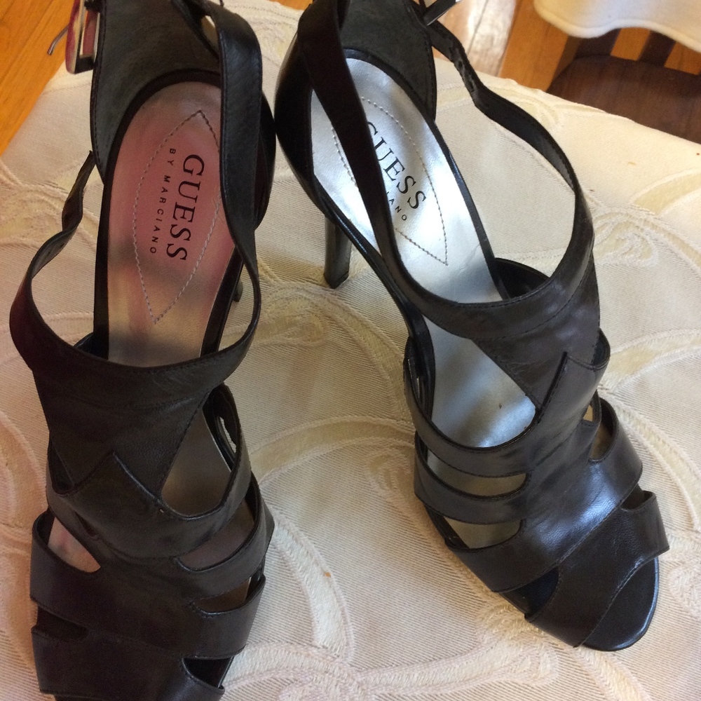 Sexy GUESS? cage pumps